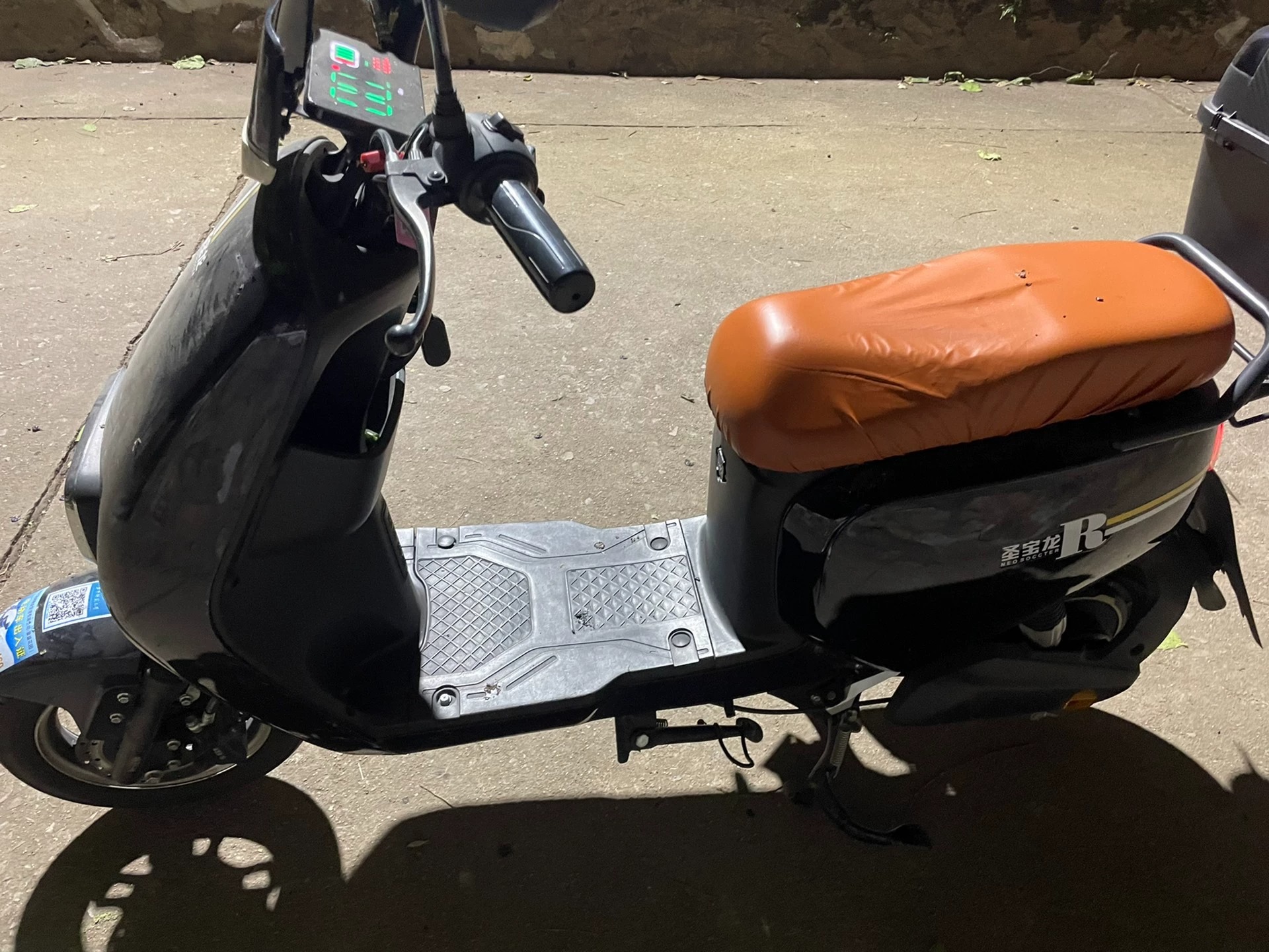 出个人闲置电动车，真牌不怕交警，没怎么骑，才2000公里，电池续航40来公里，48v20a的铅酸电池，因为骑得少所以压灰了，天气冷了不想再骑了，所以打算出售